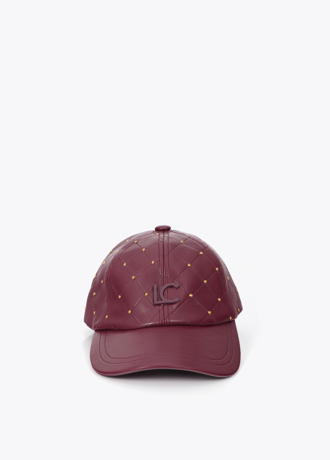 Gorra pespunteada con detalle de mini tachas