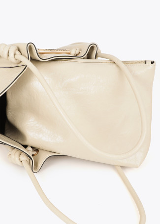 Shopper mit Metallrohr und ausgestanztem Logo