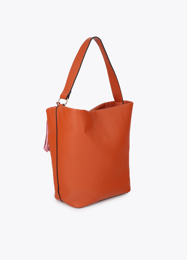 Shopper con detalle logo en el asa y pompones