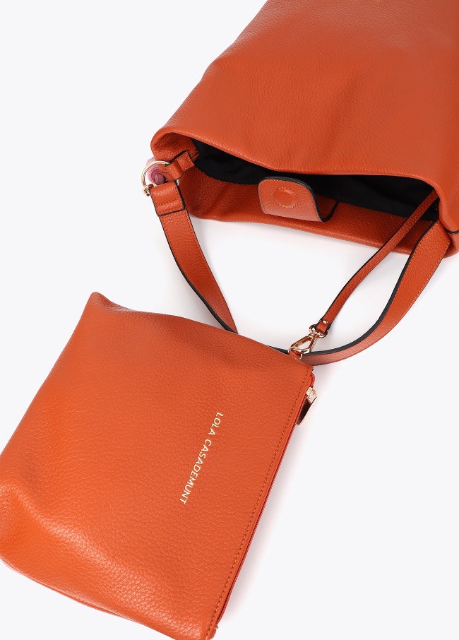 Shopper con detalle logo en el asa y pompones