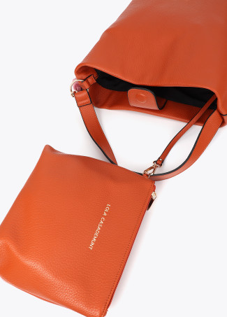 Shopper efeito pele com detalhe de logo na alça e pompons