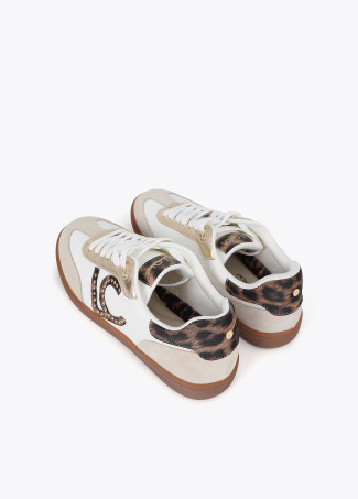 Deportiva con logo tachas