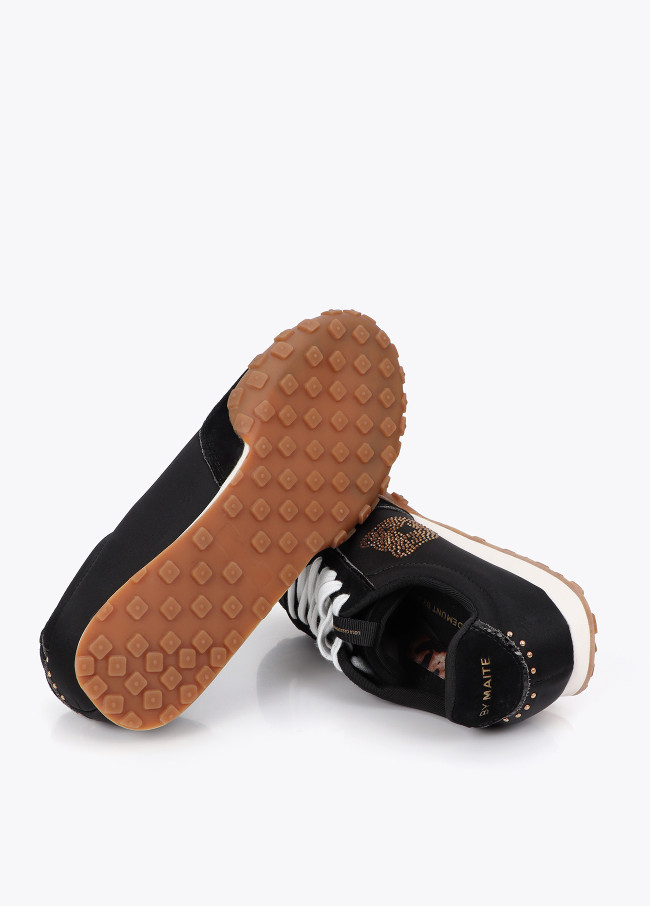 Deportiva negra con tachas animal
