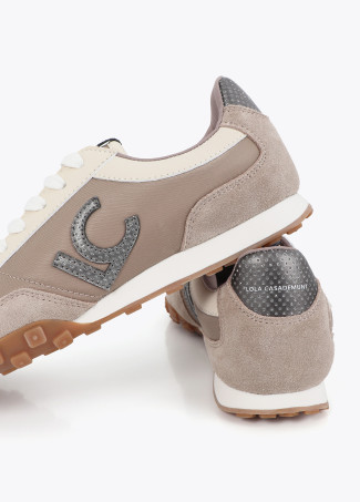 Deportiva combinada en diferentes materiales y piel