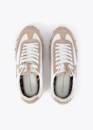 Sneaker mit Nietenlogo in Mischmaterialien und Leder