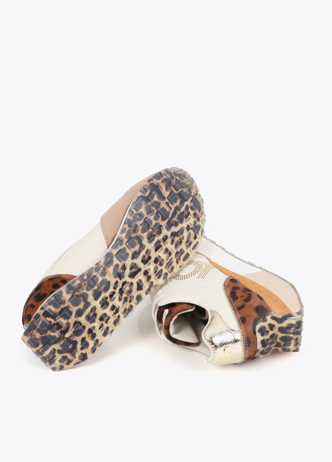 Deportiva plataforma detalle y animal print