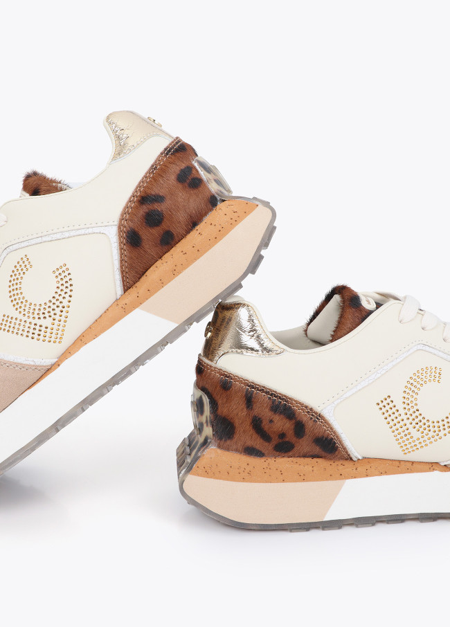 Deportiva plataforma detalle y animal print