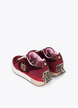 Deportiva con logotipo bordado