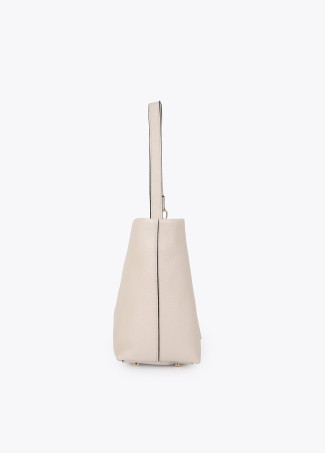Bandolera efecto piel con pompones