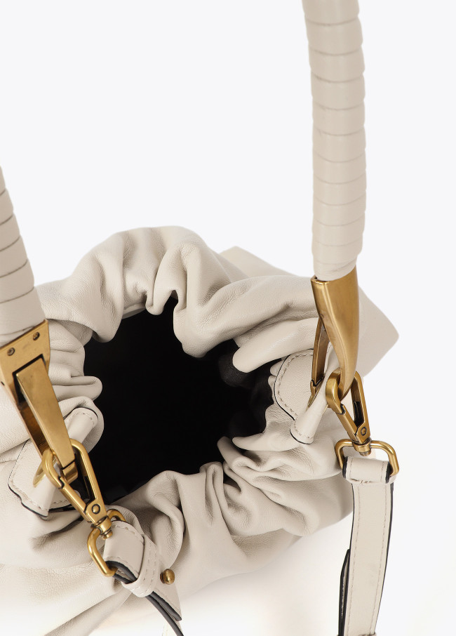 Unstrukturierte Tasche mit geflochtenem Griff