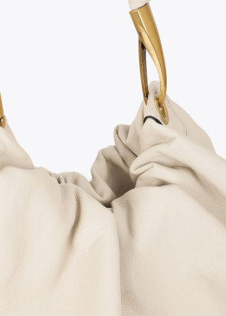 Unstrukturierte Tasche mit geflochtenem Griff