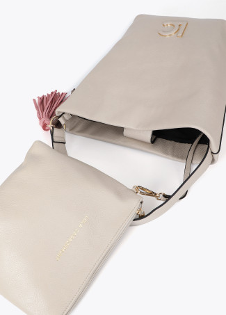 Shopper efeito de pele com detalhe de logotipo na alça e pompons