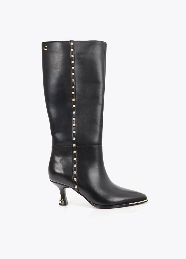 Bota alta con tacón personalizado y tachas