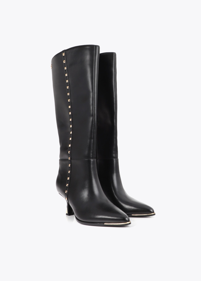 Bota alta con tacón personalizado y tachas