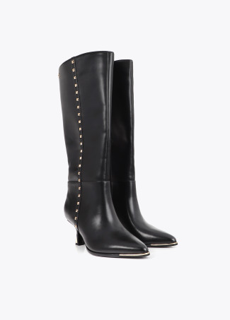 Bota alta con tacón personalizado y tachas