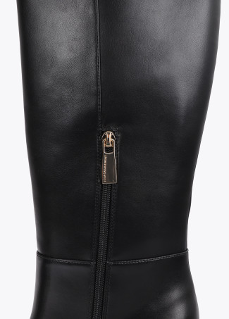 Bota alta con tacón personalizado y tachas