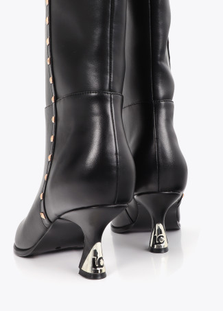 Bota alta con tacón personalizado y tachas