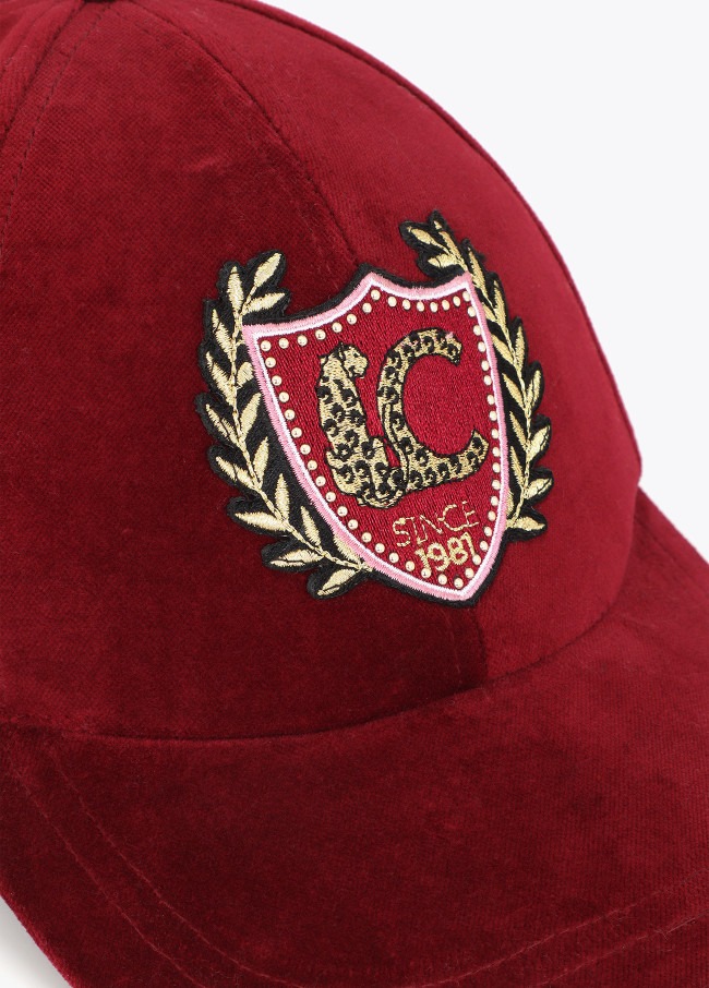 Cappello in velluto con patch LC