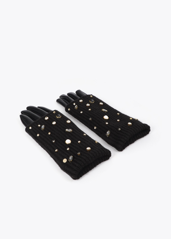 Gestrickte Handschuhe mit Perlen und Kristallen