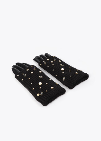 Gestrickte Handschuhe mit Perlen und Kristallen
