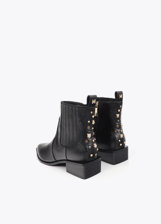 Botín estilo cowboy con tachas y pulsera metálica