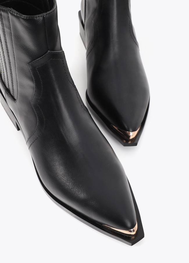 Bota Estilo Cowboy com Tachas e Pulseira Metálica