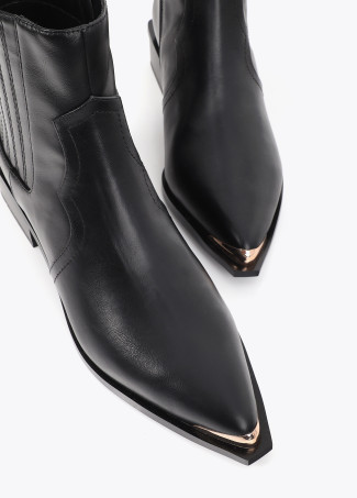 Botín estilo cowboy con tachas y pulsera metálica