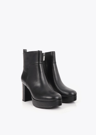 Boot with platform and customized heel