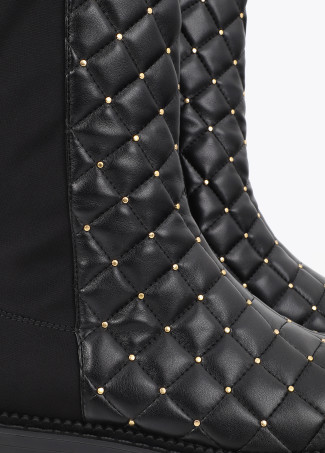 Botte matelassée avec mini clous et détail chaîne