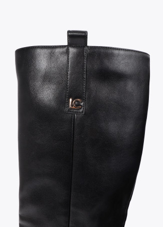 Bota com Tiras e Detalhes de Ilhós
