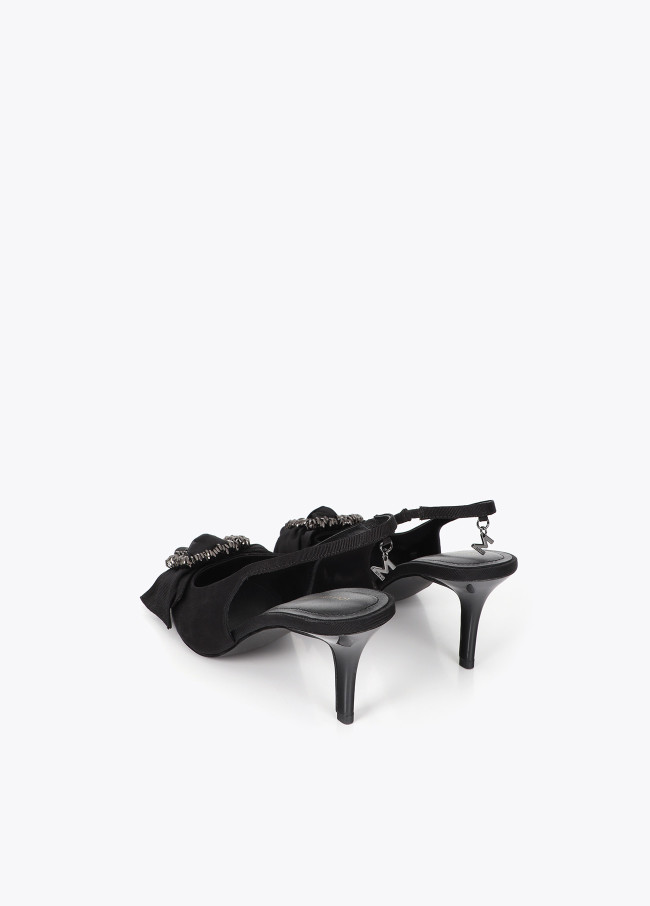 Stiletto com Laço e Detalhe de Pedras