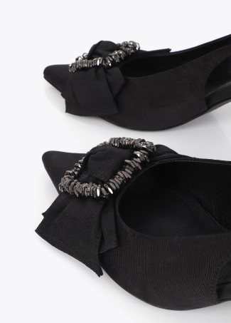 Stiletto con lazo y aplique piedras