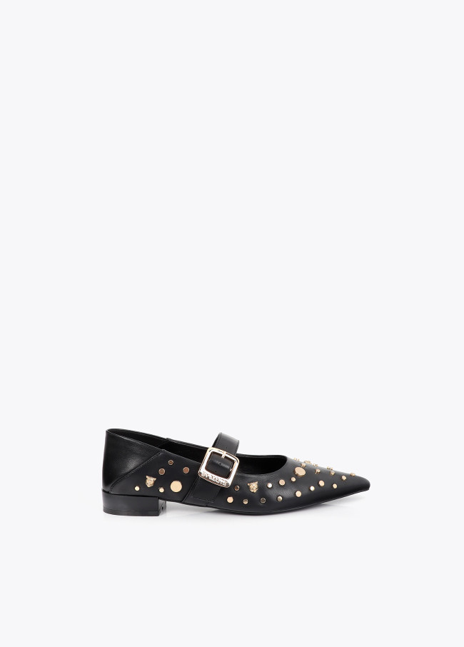 Flacher Schuh mit Leoparden-Nieten-Detail