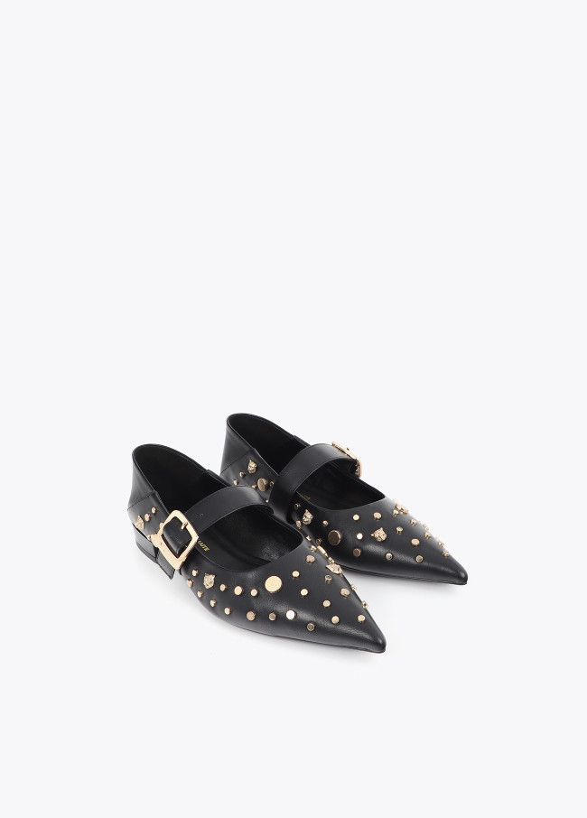 Flacher Schuh mit Leoparden-Nieten-Detail