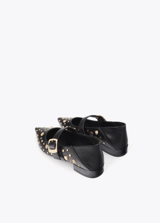 Flacher Schuh mit Leoparden-Nieten-Detail