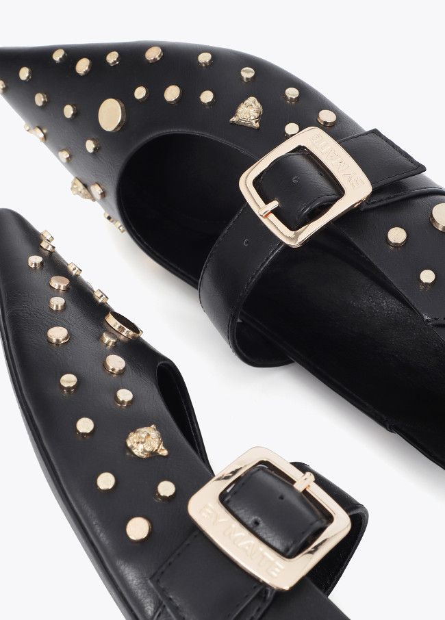 Sapato Rasteiro com Detalhe de Tachas Leopardo