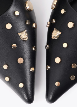 Flacher Schuh mit Leoparden-Nieten-Detail