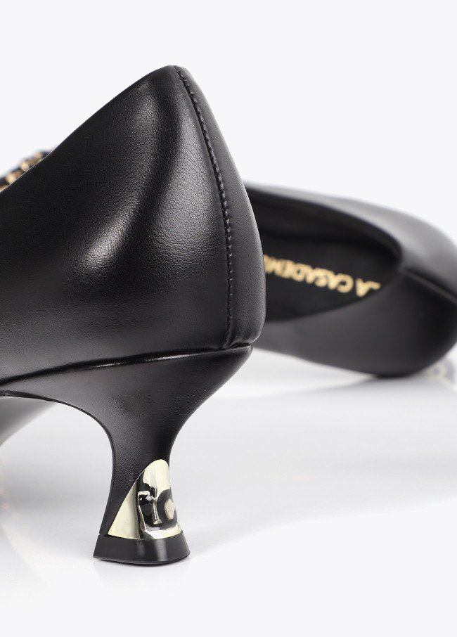 Zapato tacón con personalizado y detalle cadena