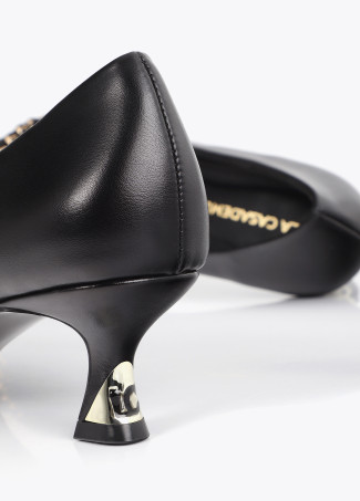 Zapato tacón con personalizado y detalle cadena