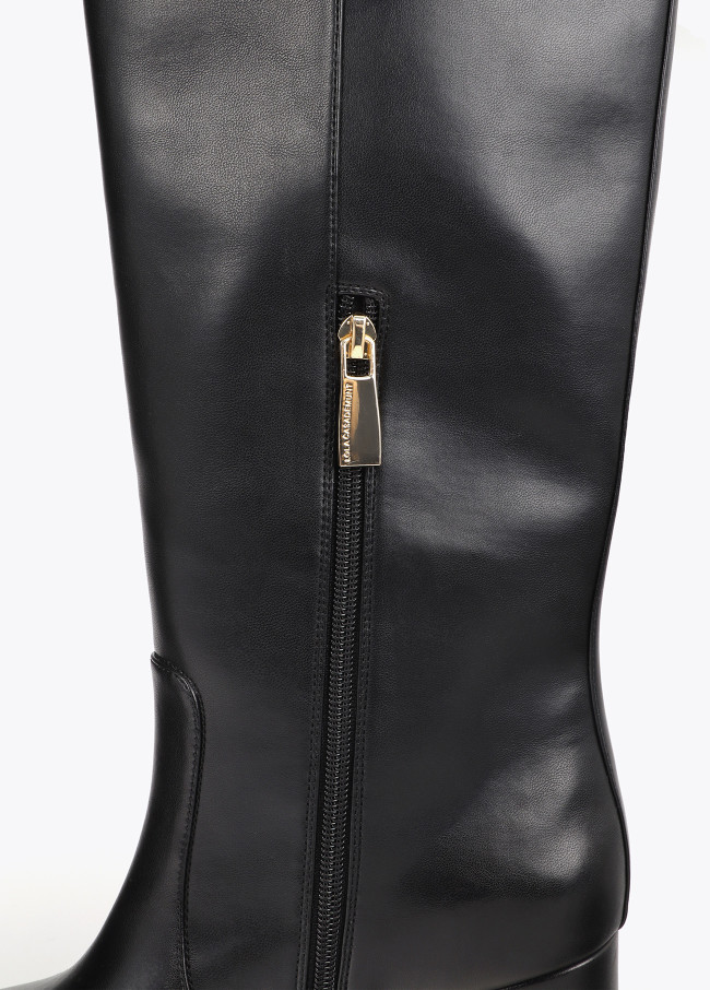 Bota de Salto Dourado com Detalhe Strass