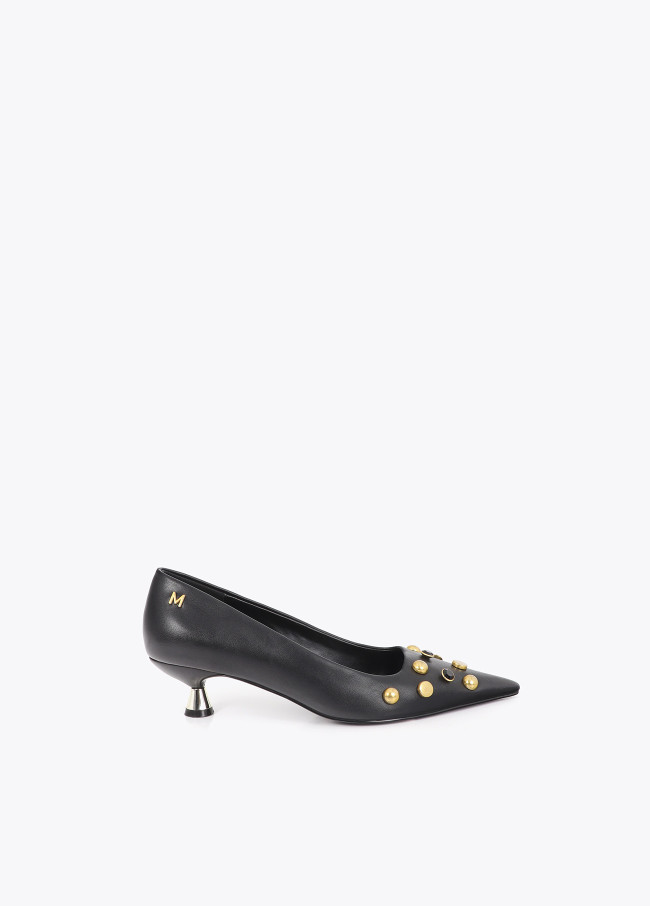 Schuh mit Juwelenapplikationen und Metallabsatz