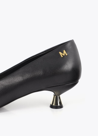 Zapato con aplicaciones joya y tacón metálico