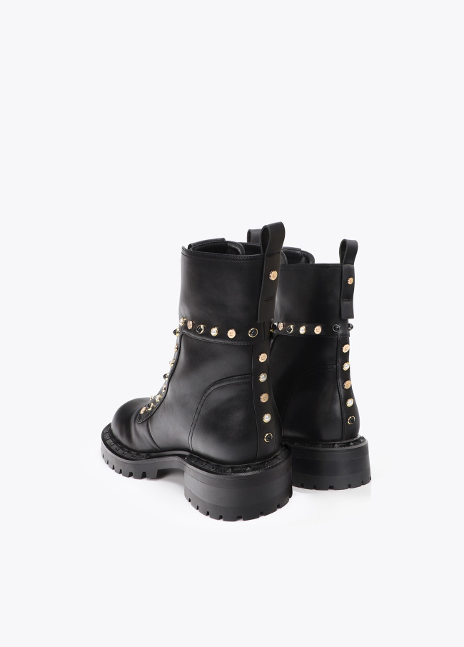 Bota Baixa com Detalhes de Pérolas e Tachas