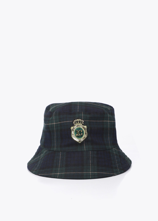Sombrero bucket con detalle escudo