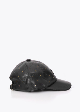 Gorra pespunteada con detalle de mini tachas