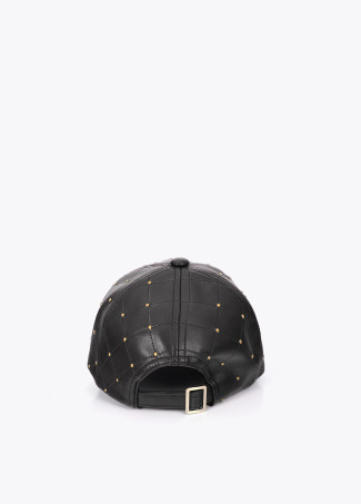 Gorra pespunteada con detalle de mini tachas