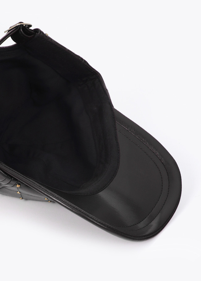 Cappello con dettaglio mini borchie