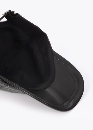 Gorra pespunteada con detalle de mini tachas