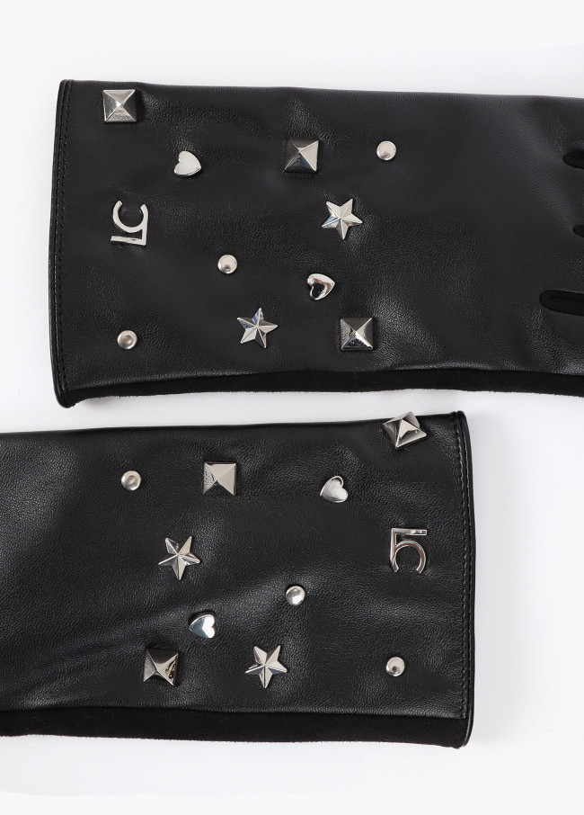 Guantes con tachas estrella y corazón