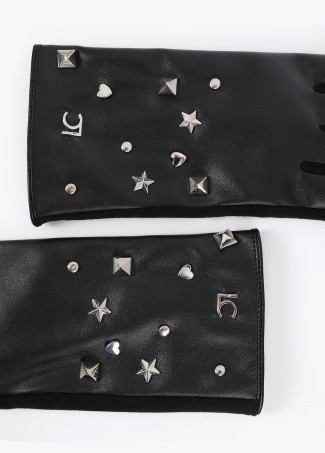 Luvas efeito pele com tachas estrela e coração